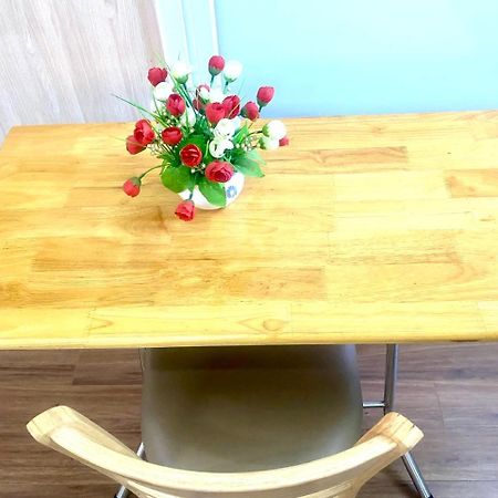 האנוי Cozy Homestay With Large Bed, Private Bathroom, Large Balcony מראה חיצוני תמונה