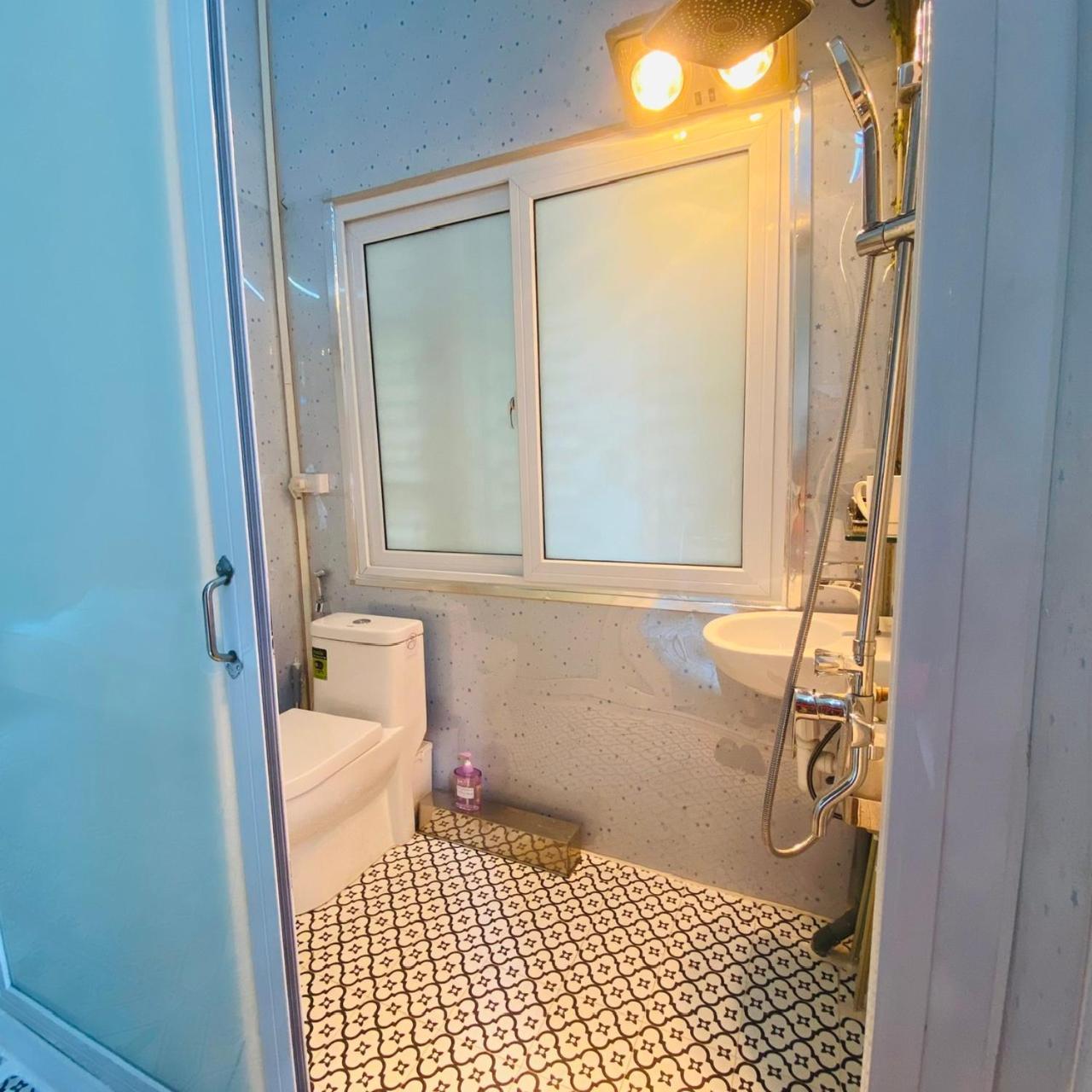 האנוי Cozy Homestay With Large Bed, Private Bathroom, Large Balcony מראה חיצוני תמונה